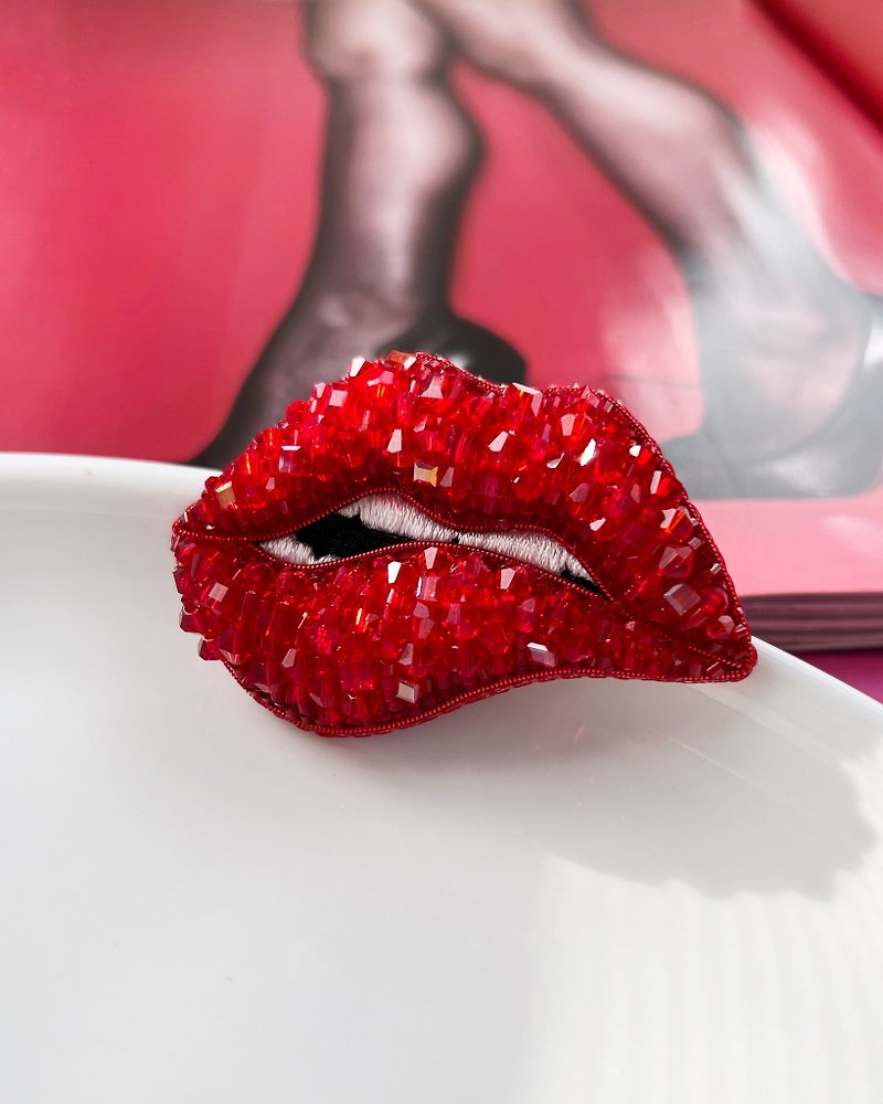 Red Lips Brooch Beaded Lip Pin Handmade Women Brooch Kiss - 襟章/徽章 - 水晶 紅色