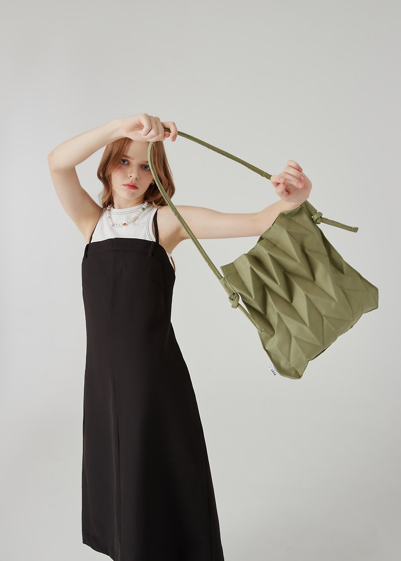 【PAVI STUDIO】W-Knot Knot 100% Thailand direct delivery design shoulder bag- Cactus - กระเป๋าแมสเซนเจอร์ - ผ้าฝ้าย/ผ้าลินิน สีเขียว