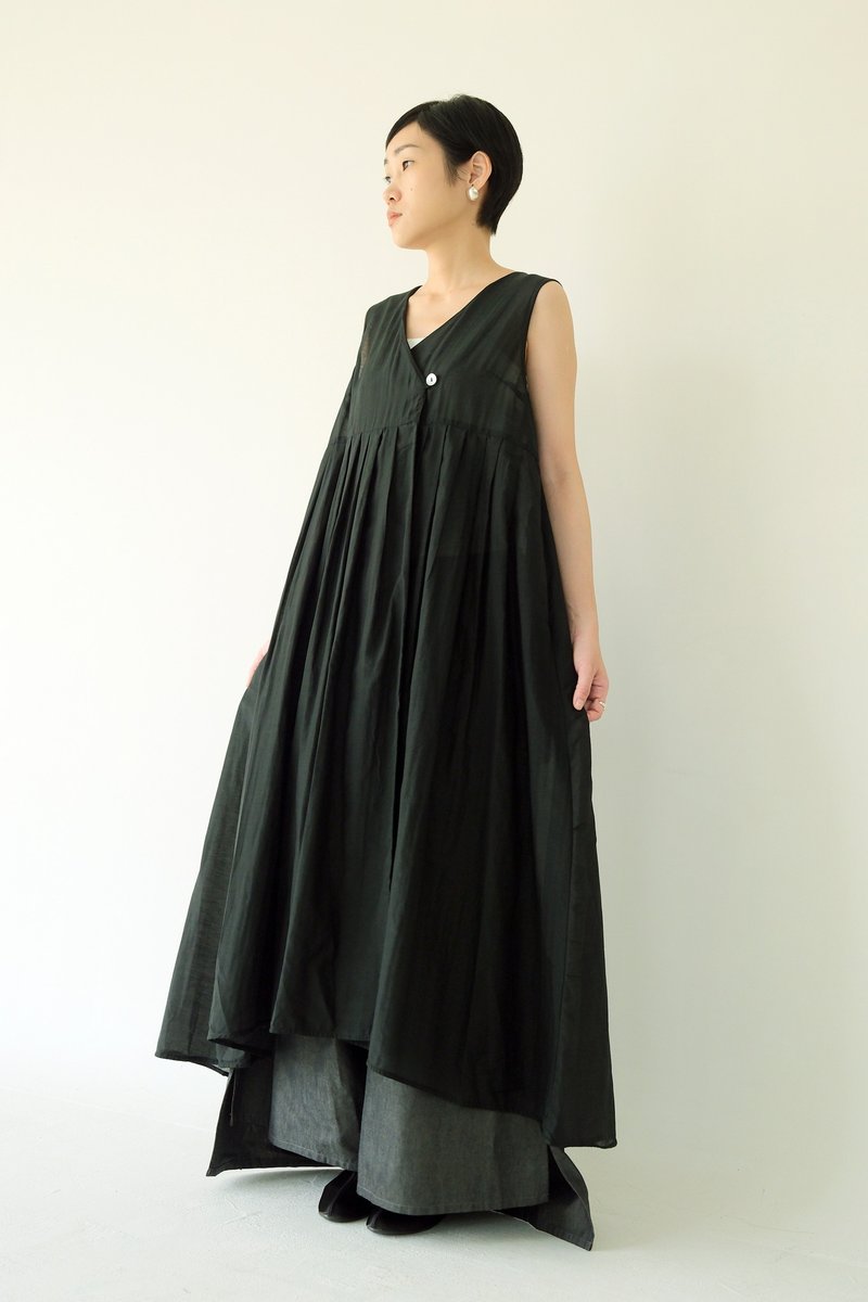 川 衣 WEAR BEING  V領百摺絲棉背心洋裝 黑 - 洋裝/連身裙 - 絲．絹 黑色