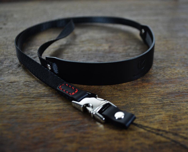 イタリア協会認定の植物性なめし革黒手縫いバックルネックストラップ/スリング - ストラップ・チェーン - 革 ブラック