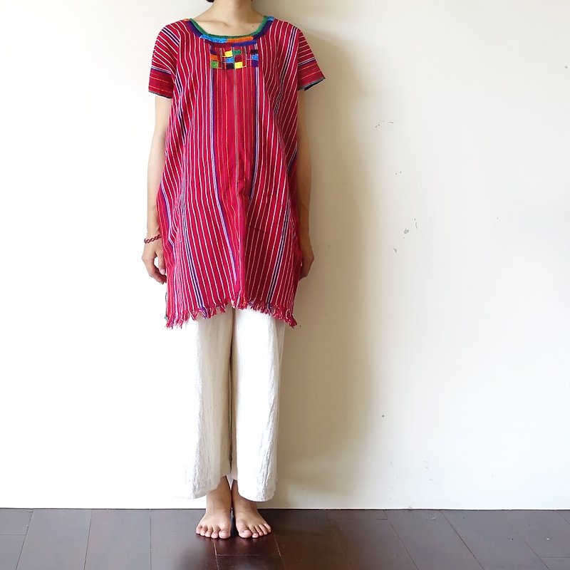 BajuTua /古著/ 70's 瓜地馬拉手織布刺繡上衣 Guatemalan huipil - 女上衣/長袖上衣 - 棉．麻 紅色