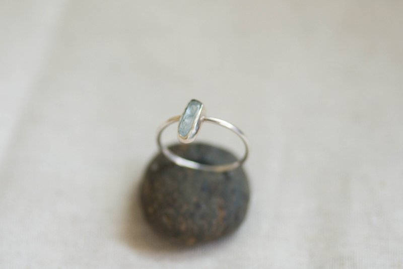 Dewdrop no.4 | Aquamarine gemstone & silver ring - แหวนทั่วไป - เครื่องเพชรพลอย สีเงิน