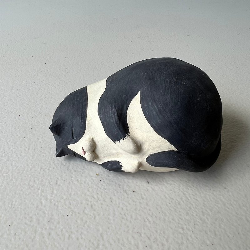 昼寝をしている黒と白の子猫 - 置物 - 陶器 ブラック