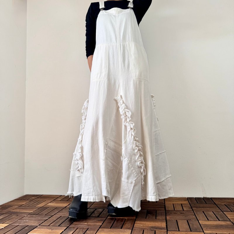 アップサイクルホワイトデニムマキシジャンパースカート フリルパッチワーク一点物 - 洋裝/連身裙 - 棉．麻 白色