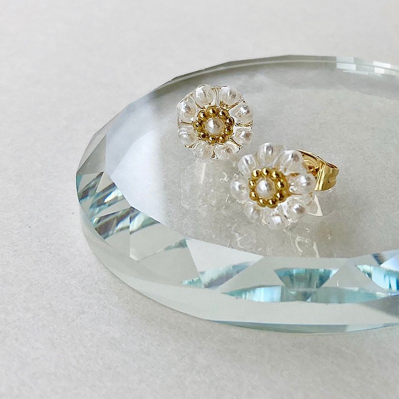Mini pearl flower earrings/ Clip-On - ต่างหู - เรซิน ขาว