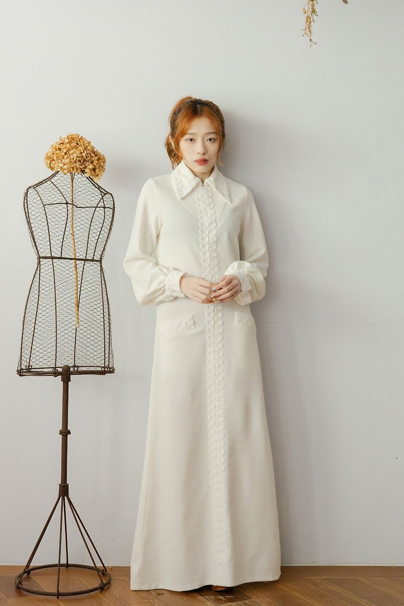 裊裊百貨公司-Vintage 白色立體刺繡圖騰壓紋長洋裝 - 洋裝/連身裙 - 聚酯纖維 