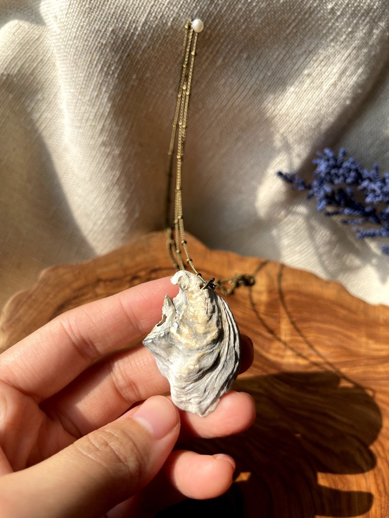 蚵漪 Oyster Ripple (灰黃) 蚵殼項鍊 天然飾品 鎖骨鍊 鍊墜 - 項鍊 - 貝殼 
