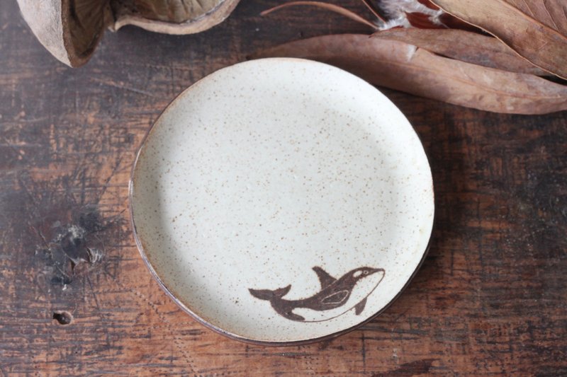 Round plate with Orca - จานและถาด - ดินเผา สีกากี