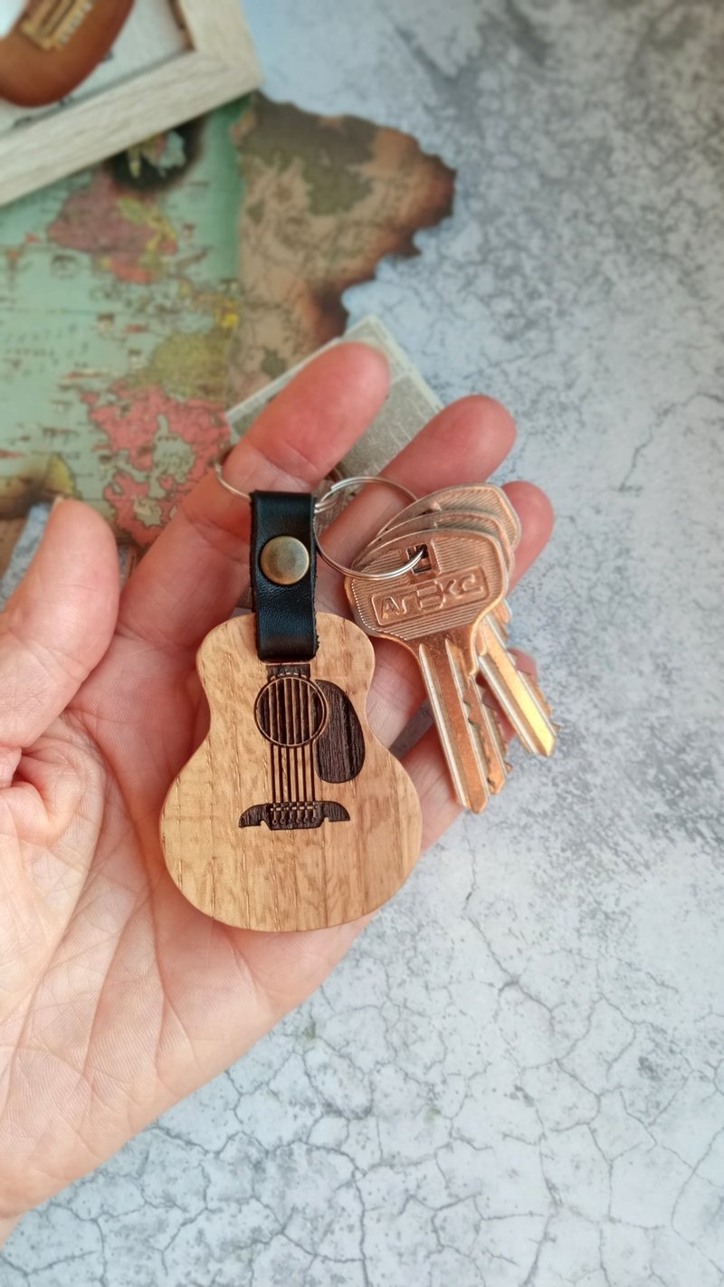 Keychain with guitar pick, wooden personalized guitar keyring and pick on magnet - Keychains - Wood Multicolor