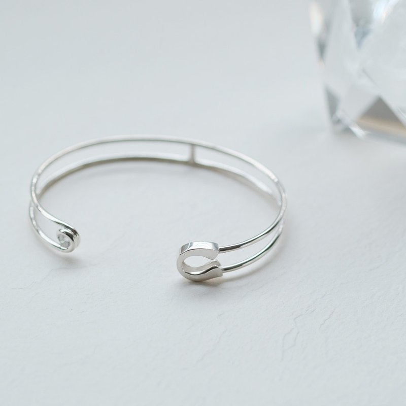 Safety pin bangle Silver 925 - สร้อยข้อมือ - โลหะ สีเงิน