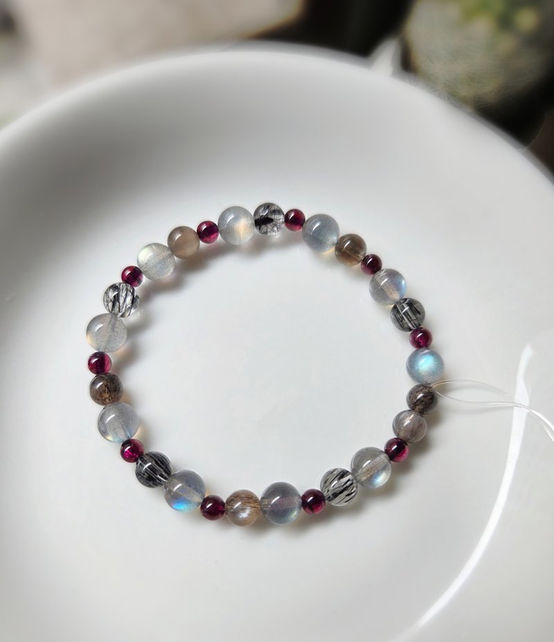 ハイライトラブラドライト、ブラックルチルクォーツ、ブラックトルマリン、ガーネットのクリスタルブレスレット - ブレスレット - 宝石 グレー