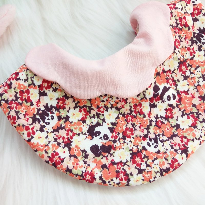 Panda Garden. Wave collar bib (name can be embroidered) - ผ้ากันเปื้อน - ผ้าฝ้าย/ผ้าลินิน สีแดง