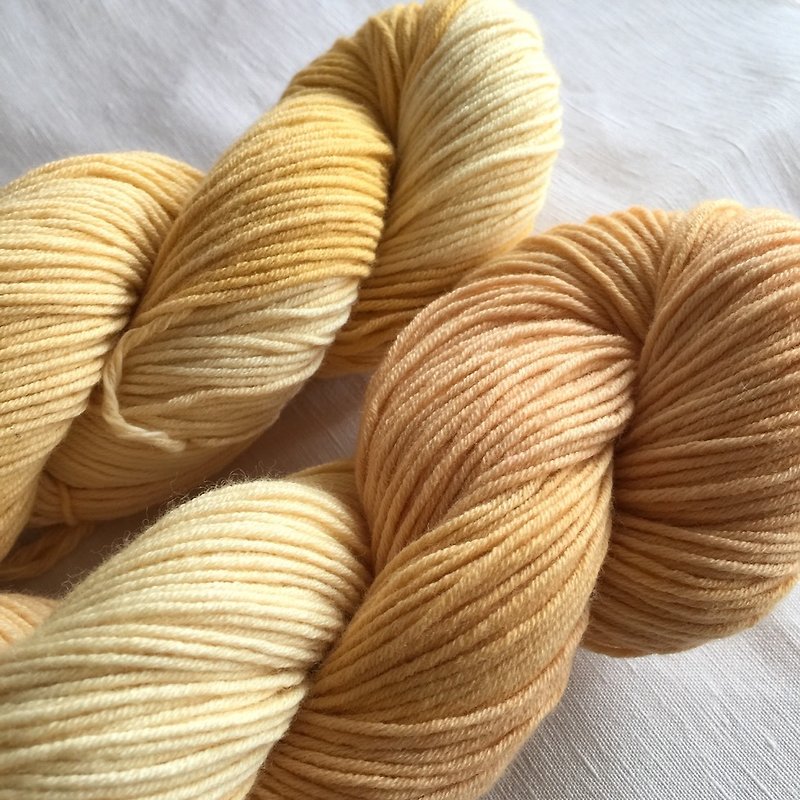 手染美麗諾混紡線-泥染蛋黃醬 - 編織/羊毛氈/布藝 - 羊毛 黃色
