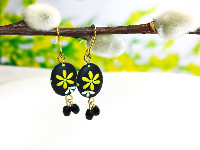 Polymer clay Jewlery of handmade earrings - Black and White flower | FIFI CLAY - Earrings & Clip-ons - Clay Black