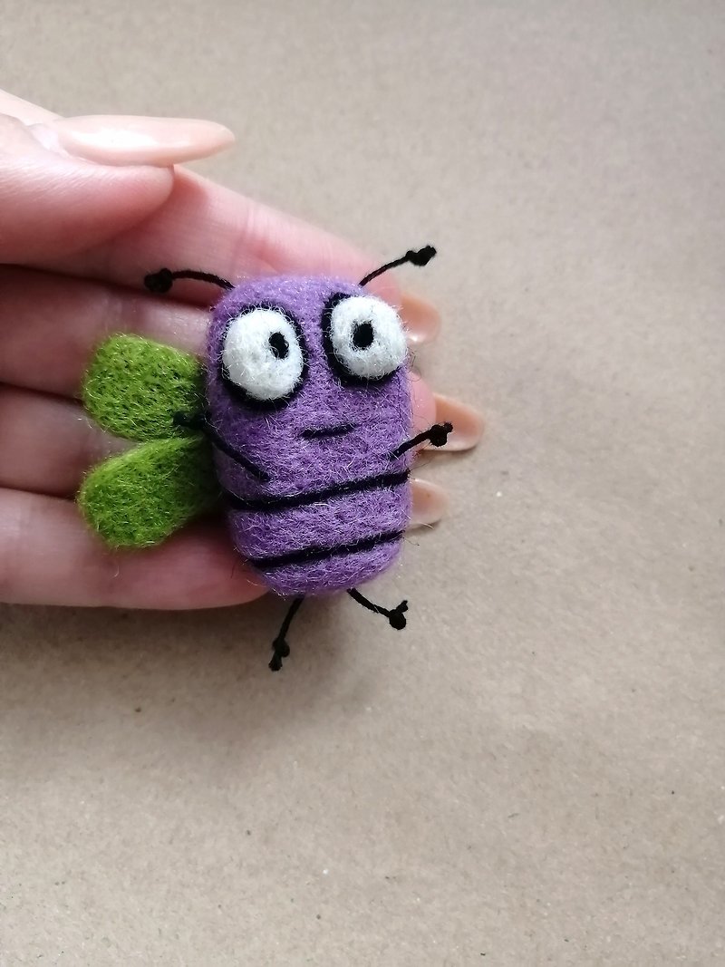 Children's brooch lavender bee Brooch lilac shade - Brooches - Wool Purple
