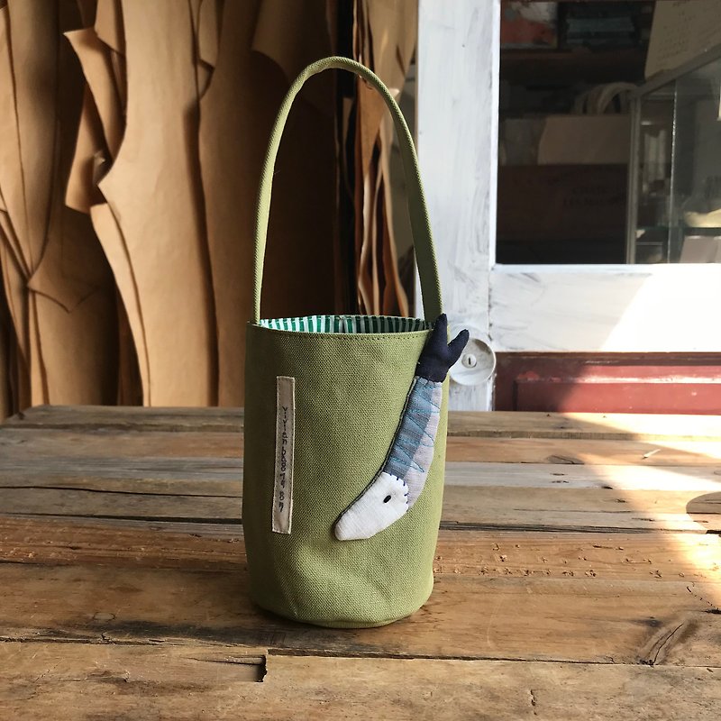 秋刀魚飲料袋/水壺袋/草綠底 - 手袋/手提袋 - 棉．麻 綠色