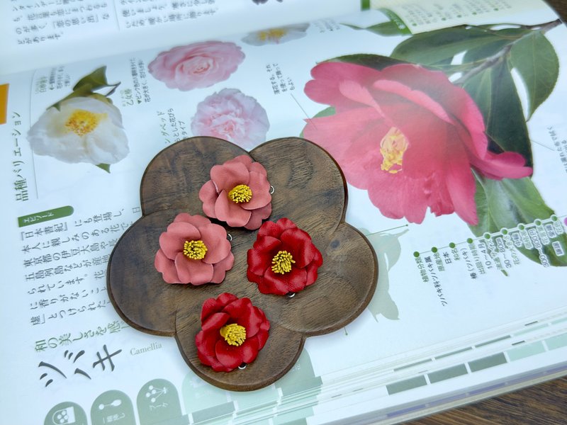 皮革單瓣茶花耳環│純銀耳針│耳鈎│鍍銀耳夾【花】 - 耳環/耳夾/耳骨夾 - 真皮 紅色