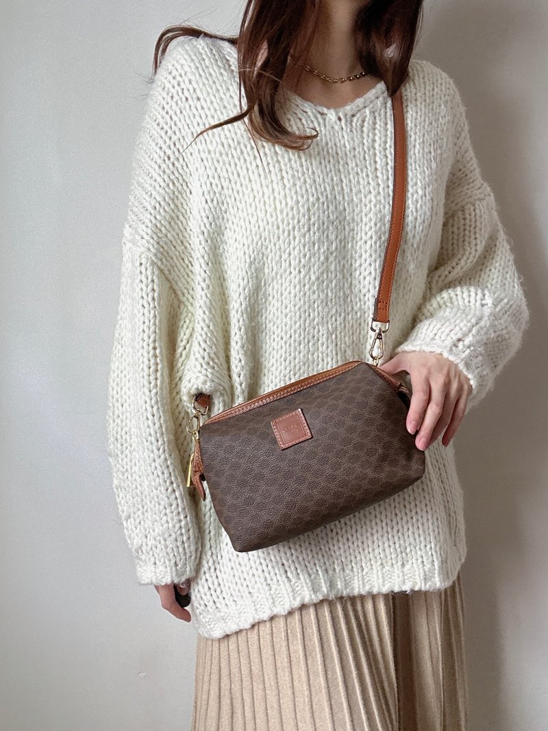 中古正品Celine 蓆琳老花雲朵包 斜背包 腋下包 化妝包 意大利製 - 側背包/斜背包 - 防水材質 咖啡色