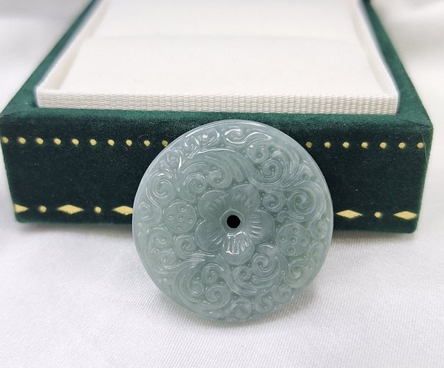 希少品 天然翡翠A貨 観音像 両面彫刻 ペンダント直径58mm鑑定書付き4797 希少品 天然翡翠A貨 観音像 両面彫刻 ペンダント直径58mm鑑定書付き