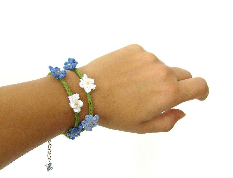Crochet tiny flowers bracelet, blue white green flowers wrist chain bracelet,forget me not flowers crochet - 手鍊/手環 - 棉．麻 藍色