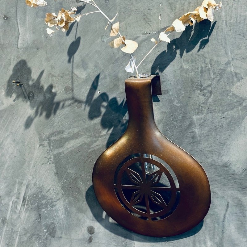 Bronze wall-hanging flower vase sketch/flower window flower shadow F type, hand-made poems by Qing metallurgists using metal crafts to write poems - เซรามิก - ทองแดงทองเหลือง 