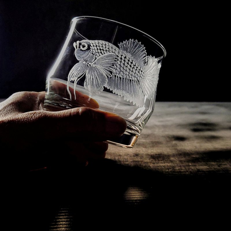 【獨享難得糊塗杯客製】魚鬥 可配對 手工雕圖/免費刻字 - 酒杯/酒器 - 玻璃 透明