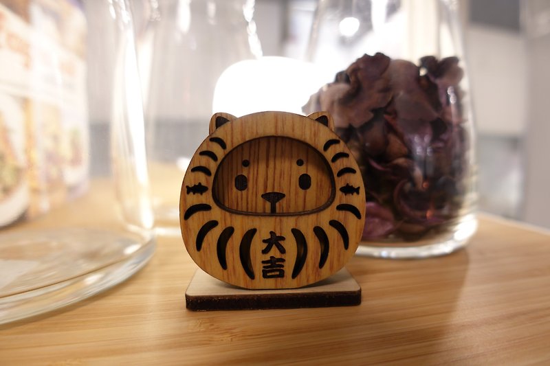 Daji Damo Bonito Cat/Home Entrance/Office Good Luck/Decorations [Customized Cultural and Creative Gifts] - งานไม้/ไม้ไผ่/ตัดกระดาษ - ไม้ สีนำ้ตาล