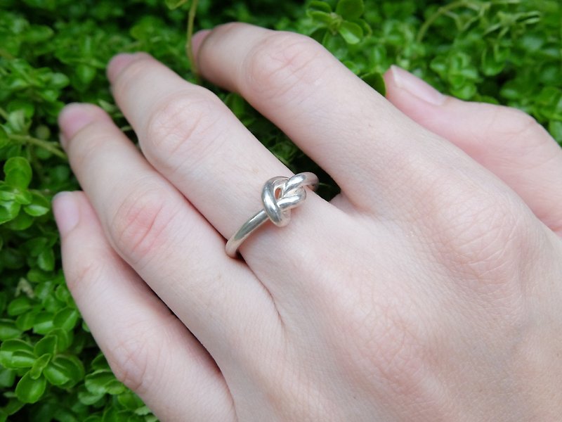 Knot Sterling Silver Ring - แหวนทั่วไป - โลหะ 