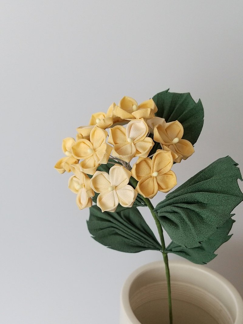 [New color] Hydrangea made from old cloth, yellow, Ichirin series - ของวางตกแต่ง - ผ้าไหม สีเหลือง