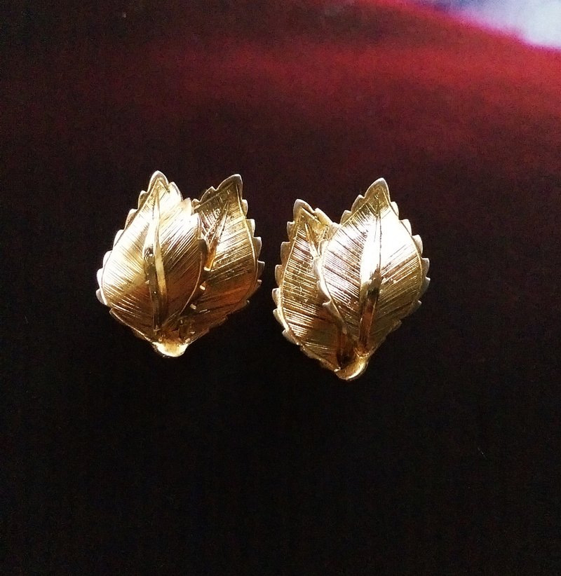 Vintage Jewelry 西洋古董飾品 Giovanni 金色調 玫瑰葉 夾式耳環 - Earrings & Clip-ons - Other Metals Gold