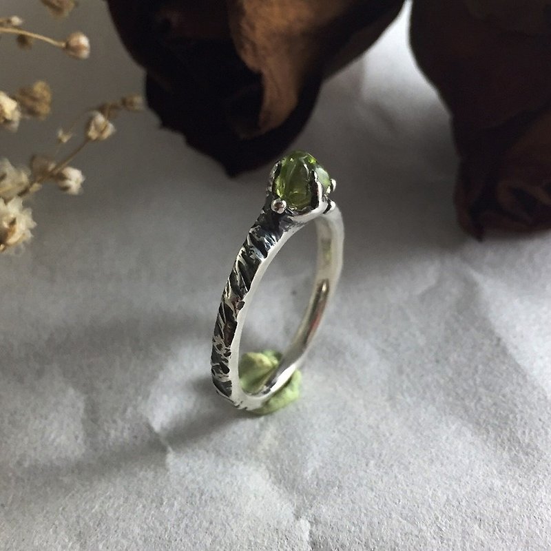 Olive Stone- Silver Ring - แหวนทั่วไป - โลหะ สีเงิน