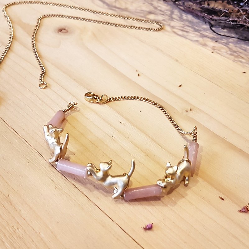 Copper hand made _ cat style pink spotted jade necklace _ bracelet activity dual-use design - สร้อยข้อมือ - เครื่องเพชรพลอย สึชมพู
