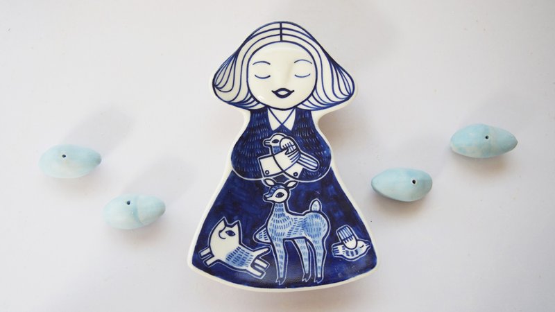 Women Plates(Blue deer) l ceramics l May&Clay Ceramics Studio - 碟子/醬料碟/醬油碟 - 陶 藍色