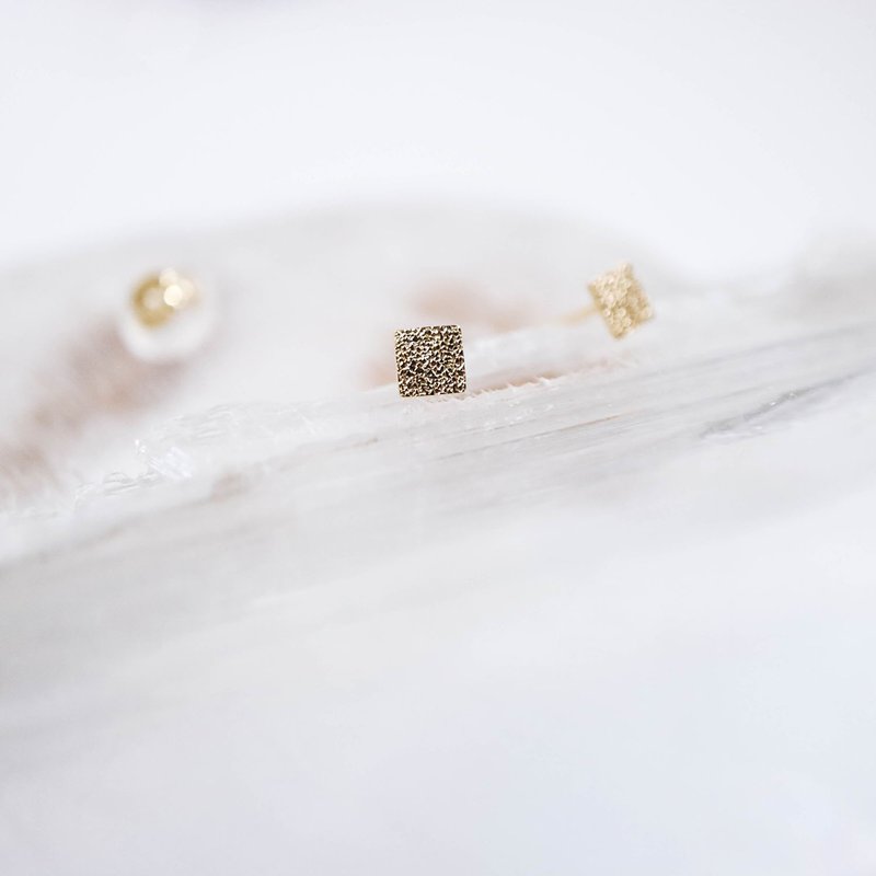 耳針 18K 黃K金 捶打感簡約耳針 - 耳環/耳夾/耳骨夾 - 貴金屬 