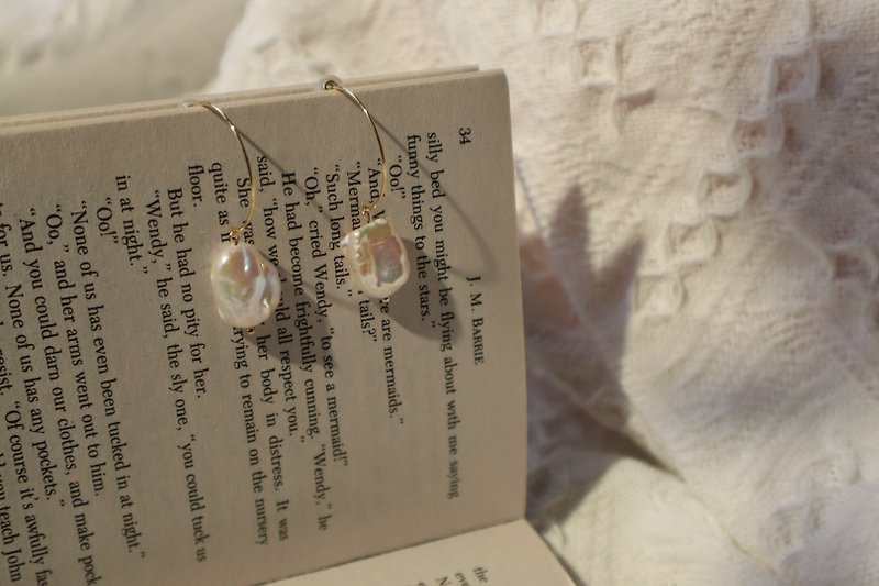 日本の細身のイヤリング淡水真珠のイヤリング特殊な形の真珠