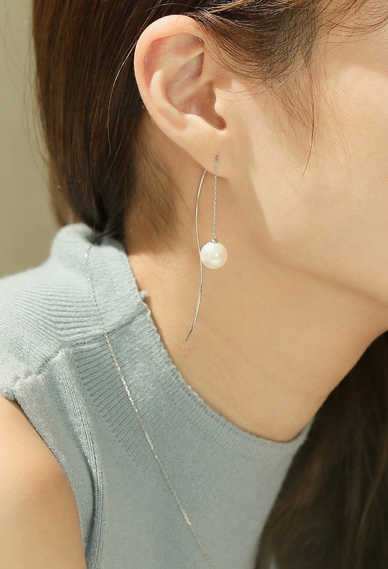 Intrigue. pearl drop earrings - ต่างหู - เงินแท้ สีเงิน