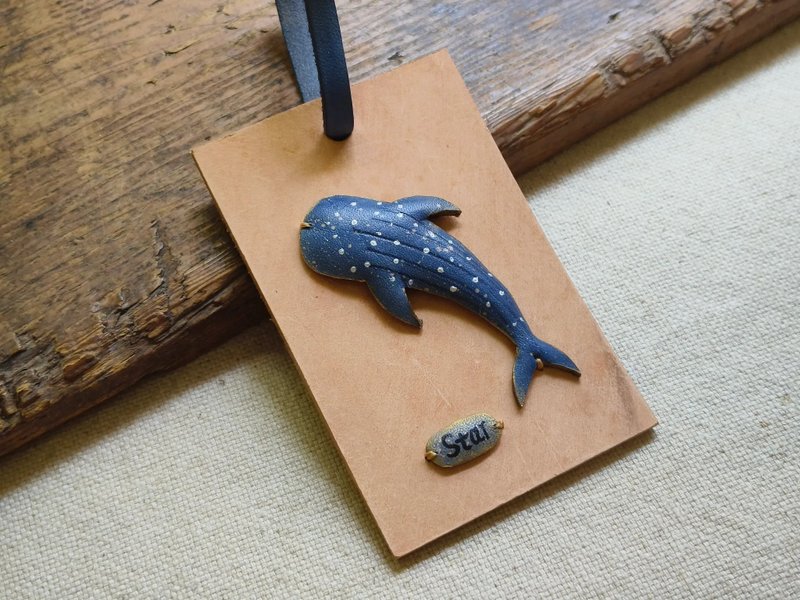 [Whale Shark Luggage Tag/Set] Leather/Customized English Name/Hand-Dye Vegetable Tanned Leather/Luggage Tag/Okinawa - ป้ายสัมภาระ - หนังแท้ สีน้ำเงิน