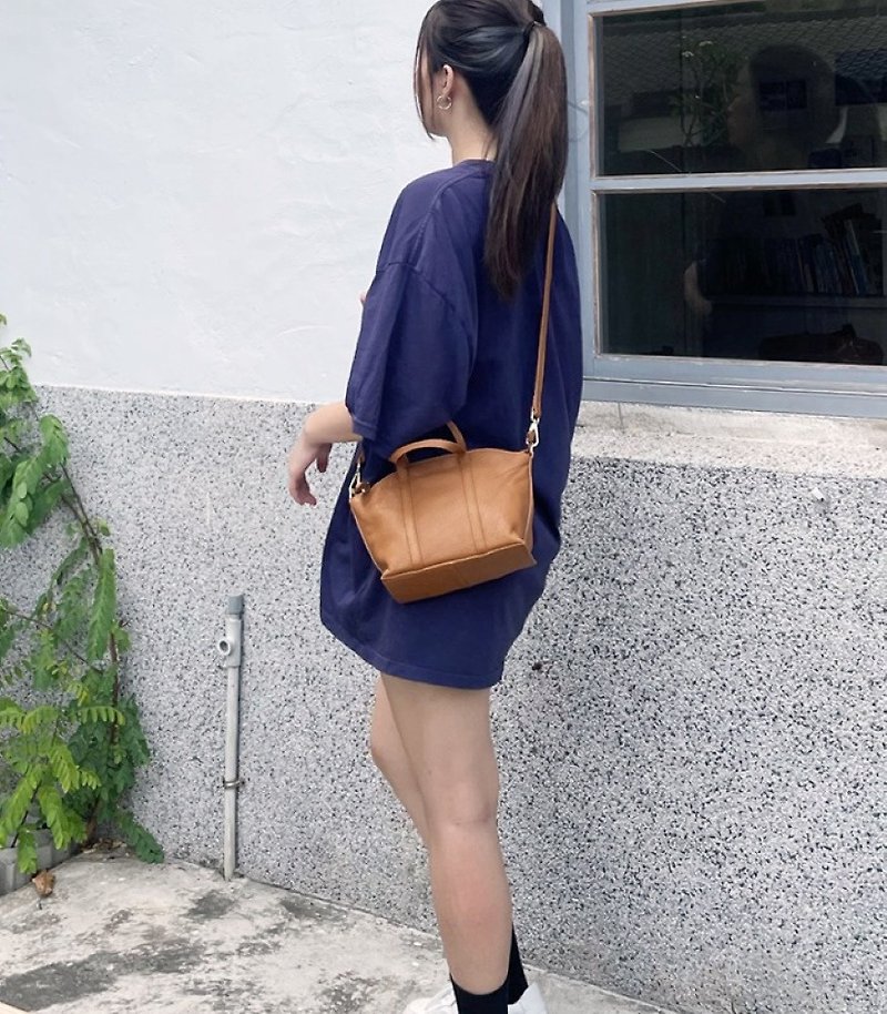 Simple and simple life-large-capacity small bag-355 lightweight genuine leather shoulder bag - กระเป๋าถือ - หนังแท้ สีนำ้ตาล