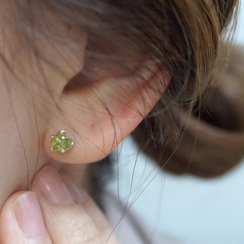 ll 9月誕生石 ll 4mm橄欖石 - 925純銀耳針耳環 / 一對 附銀耳扣 - 耳環/耳夾 - 半寶石 綠色
