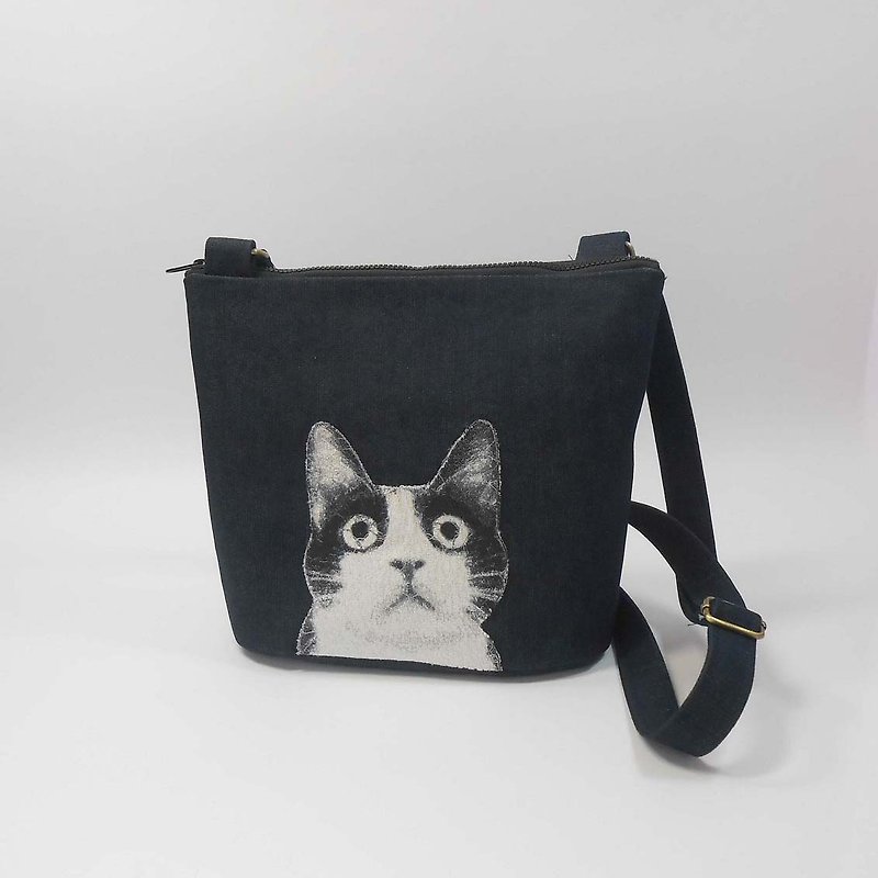 Embroidered 26cm Crossbody Small Tote Bag 03-Black and White Cat - กระเป๋าแมสเซนเจอร์ - ผ้าฝ้าย/ผ้าลินิน สีน้ำเงิน