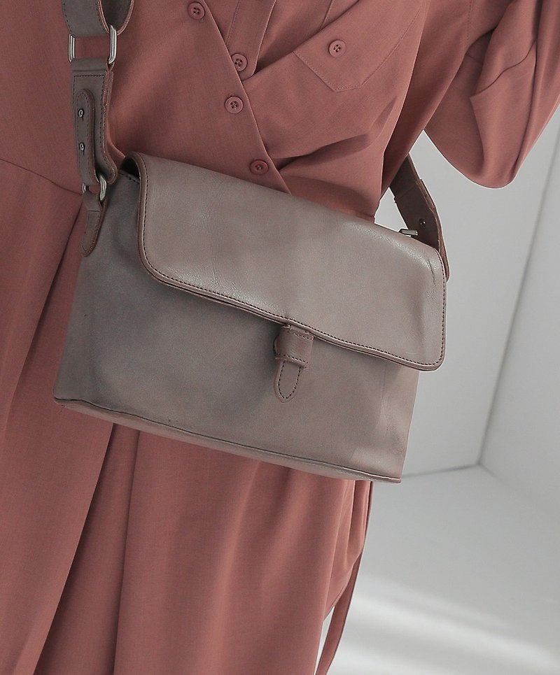 Socket design leather shoulder bag milk tea brown - กระเป๋าแมสเซนเจอร์ - หนังแท้ สีกากี