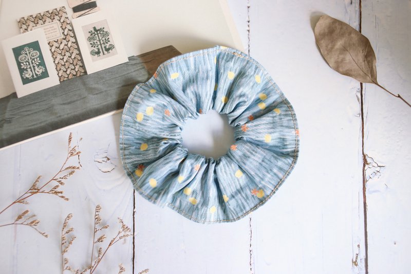 手作髮飾。大腸圈。印象派。水藍小花 - 髮夾/髮圈 - 棉．麻 藍色
