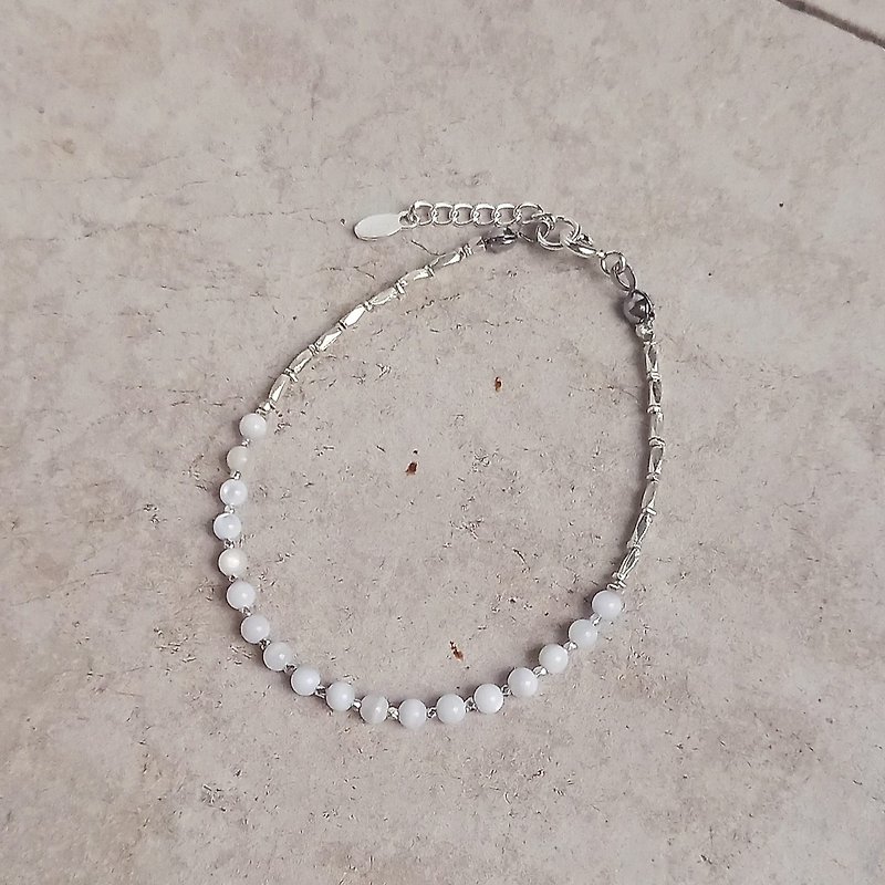 Mother of pearl and Karen Silver bracelet / Bracelet Shell beads - สร้อยข้อมือ - เงิน สีเงิน