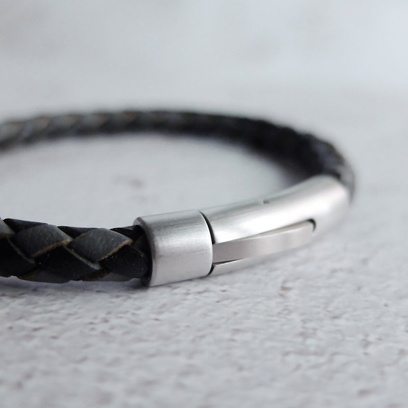 316德國鈦鋼 霧銀 髮絲紋 5mm小牛皮 編織 手環(黑+灰) - 手鍊/手鐲 - 真皮 黑色