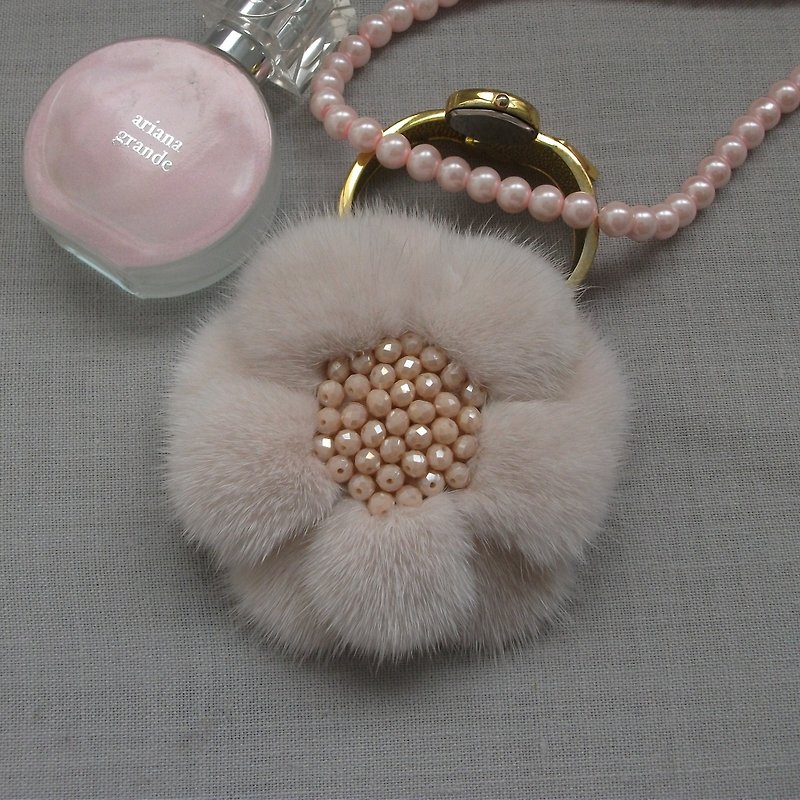 Ivory mink fur flower brooch - 胸針/心口針 - 真皮 粉紅色