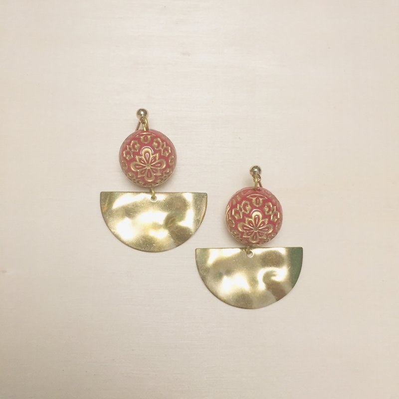 Vintage engraving red flower semicircle earrings - Earrings & Clip-ons - Resin Red
