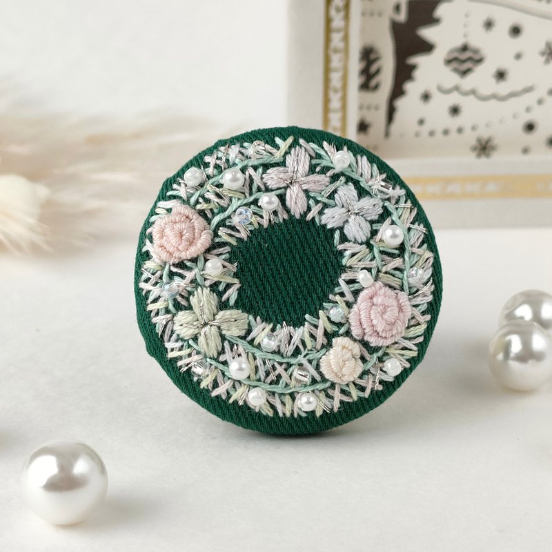 Pastel colored rose and pearl wreath embroidery brooch or hair tie - เข็มกลัด - ผ้าฝ้าย/ผ้าลินิน สึชมพู