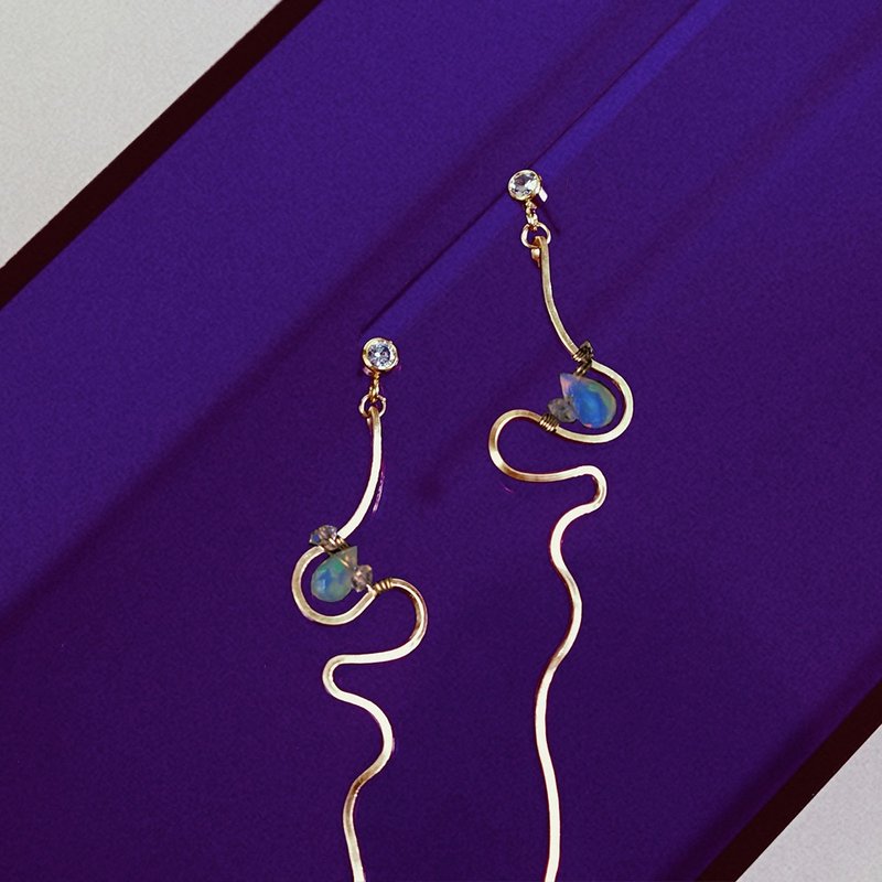 Snake-shaped Zuguang opal earrings made in the United States with 14K gold injection - ต่างหู - เครื่องเพชรพลอย สีใส