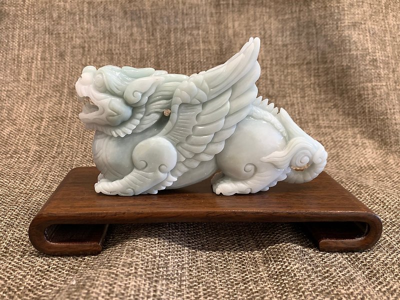 Free consecration of natural A-grade Burmese jade and jade to attract wealth and ornaments. Exclusive hand-carved flying Pixiu. - ของวางตกแต่ง - หยก หลากหลายสี