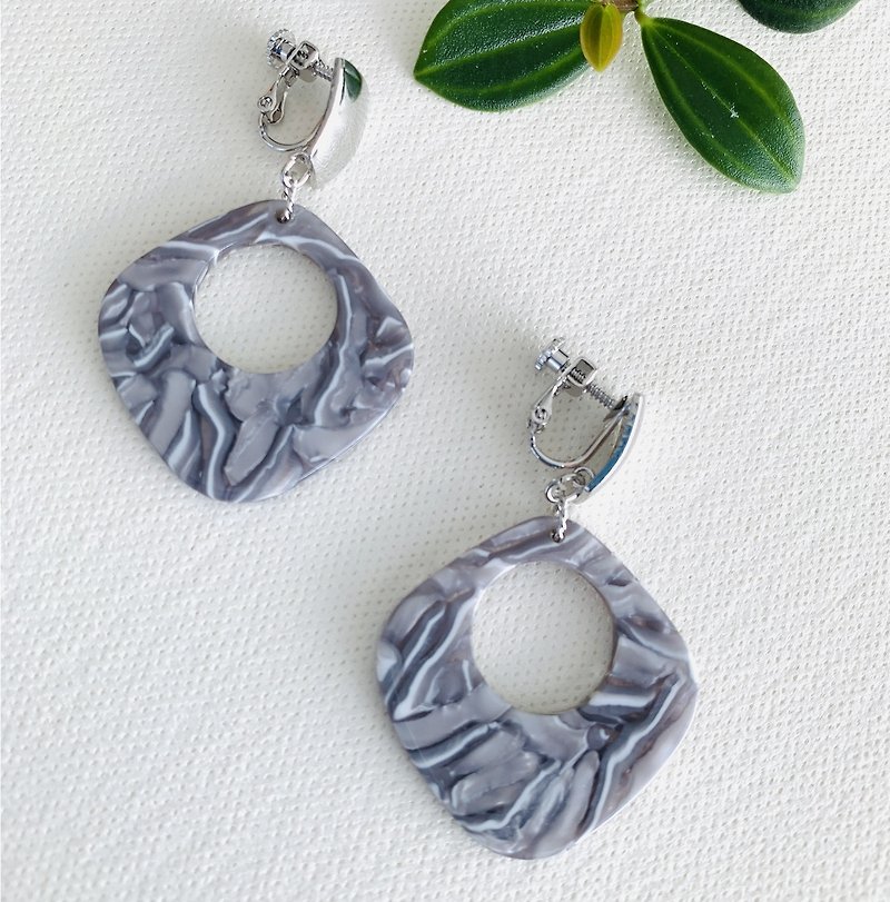 Gray  marble drops  earring グレーマーブル フープイヤリング　圈形耳環 - ピアス・イヤリング - その他の素材 グレー